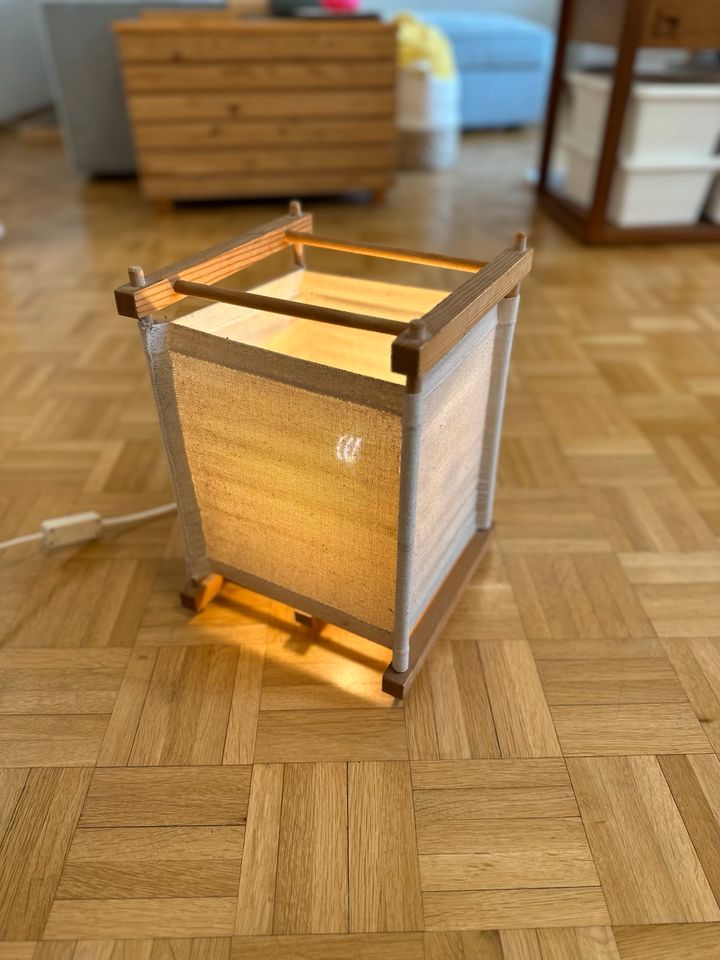Middle sized floor/table lamp in München