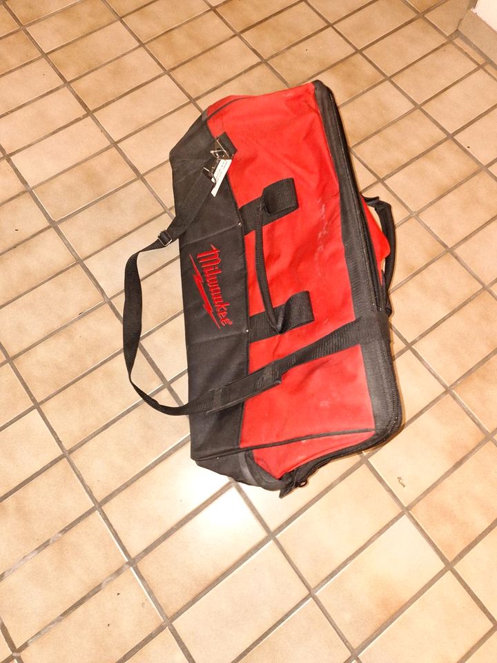 Reisetasche oder Werkzeugtasche von Milwaukee  in rot in Hürtgenwald