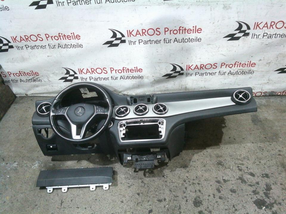 Mercedes CLA W117 GLA X156 Armaturenbrett Lenkrad Dashboard in Bruchsal