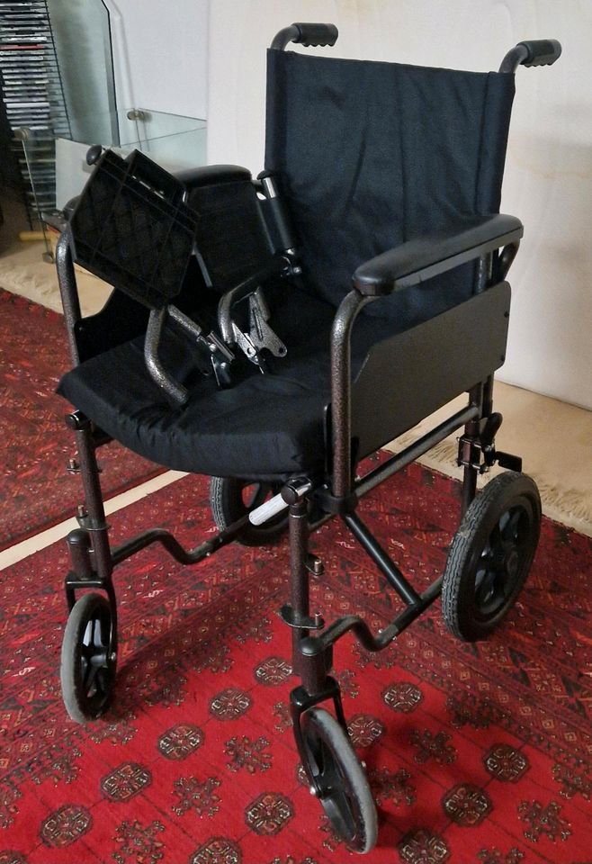 Schwarzer Rollstuhl in Lohfelden