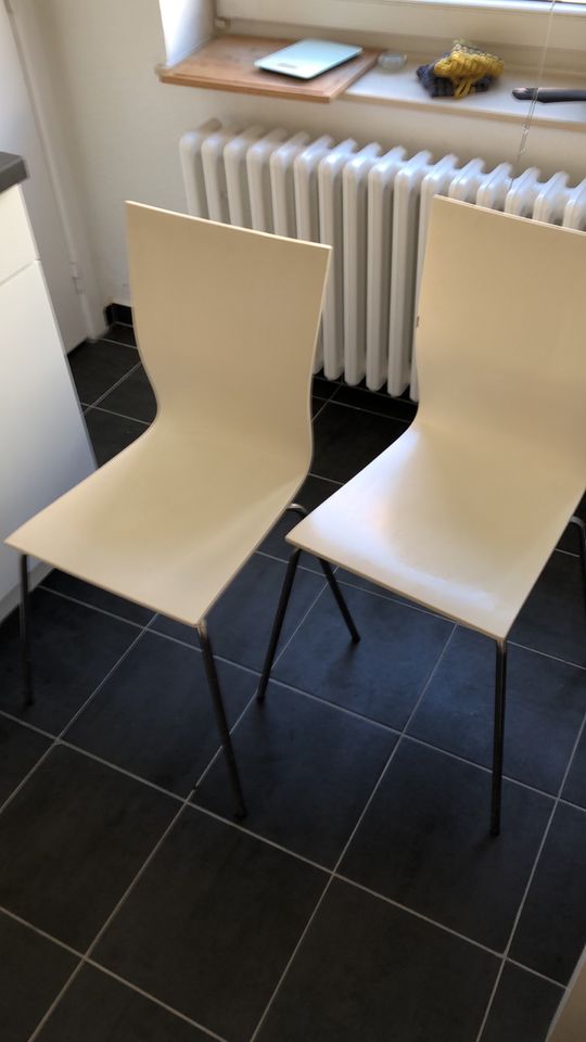 Zwei weiße Stühle zu verkaufen, ordentlicher Zustand in Kiel