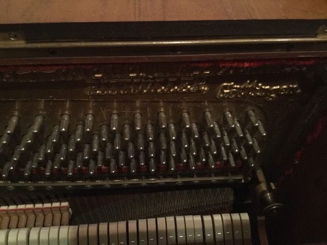 Klavier aus dunklem Holz in Mering