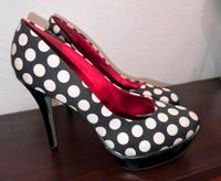 Catwalk Plateau High Heels Punkte Rockabilly Gr. 40 neuwertig Hessen - Allendorf Vorschau