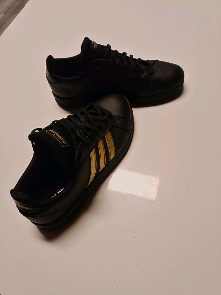 Adidas Schuhe Größe 39/5 in Pulheim