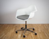 Vitra Eames Plastic Armchair PAAC grau mit Sitzpolster Stuttgart - Stuttgart-West Vorschau