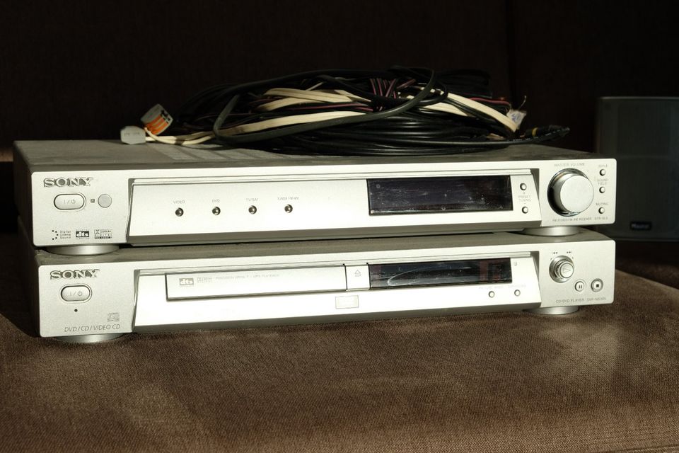 Sony Dolby 5.1 Receiver + DVD player, Magnat aktiv Boxen 7100 A in Hamburg