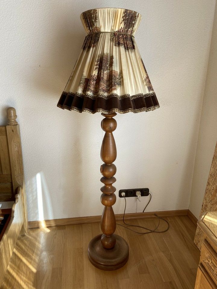 Massivholz Stehlampe Landhaus Antik Holz Lampenschirm Stoff in  Nordrhein-Westfalen - Schwalmtal | Lampen gebraucht kaufen | eBay  Kleinanzeigen ist jetzt Kleinanzeigen