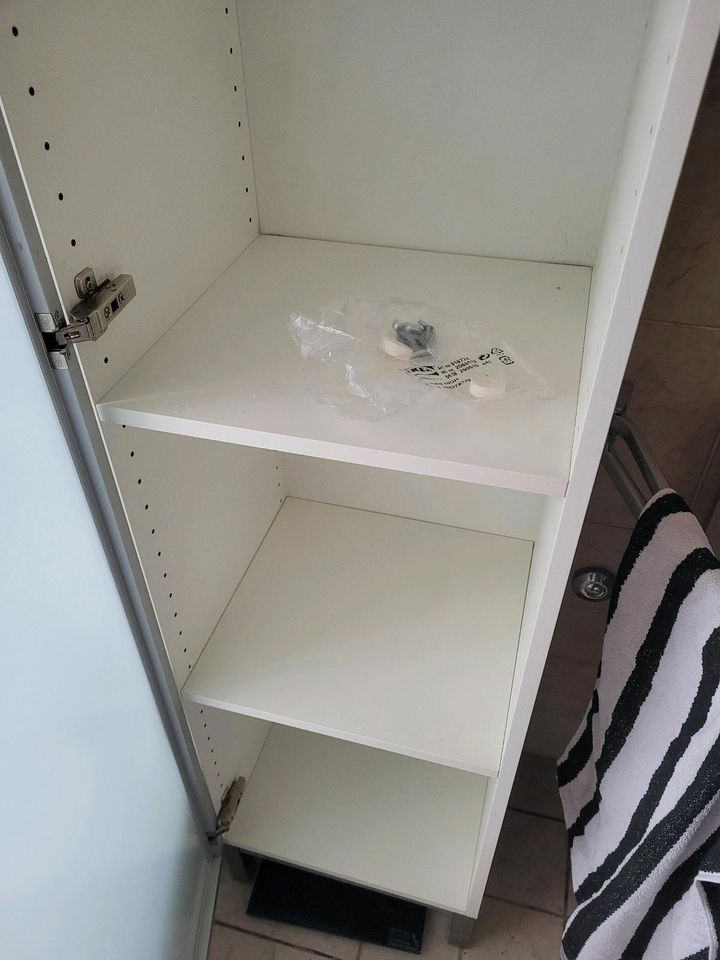 Badezimmerschrank Lillangen Ikea weiß/silber in Hilden
