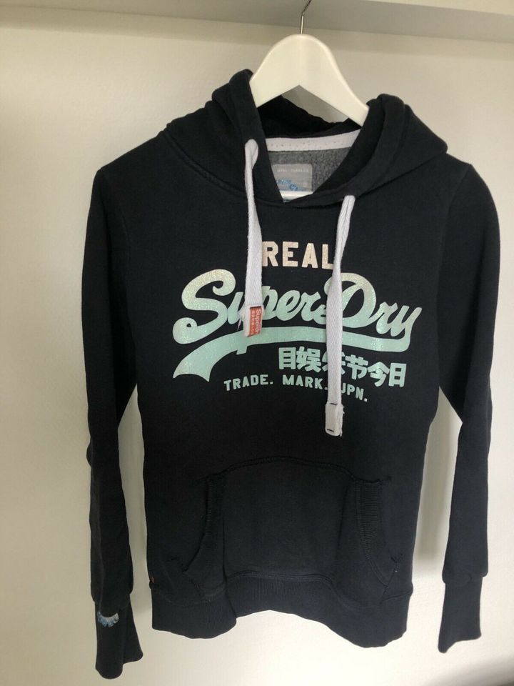 Dunkelblauer Superdry Hoodie in Größe S in Wettenberg