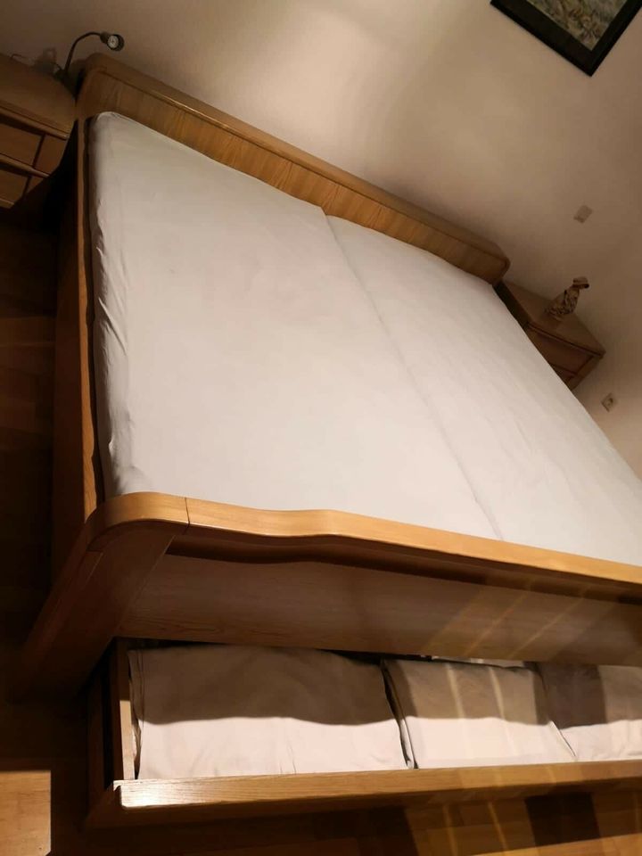 Doppelbett 2x2m mit Bettkasten inkl. 2x Nachttisch,Fronten Esche in Eppelheim