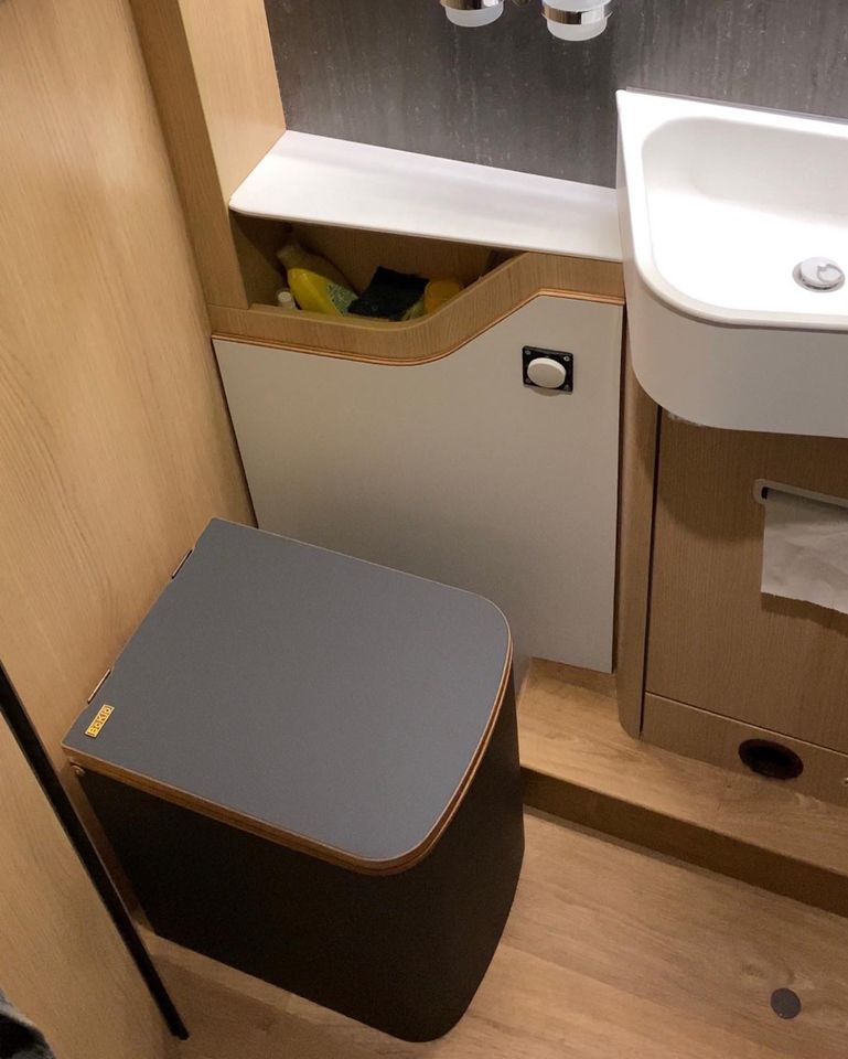 Einbau BoKlo Trenntoiletten, Toiletten Camping, Einbau schwenkbare Trenntoilette, Herstellung & Einbau durch BoKlo Trenntoiletten Manufaktur in Wuppertal