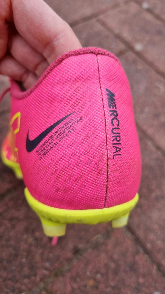Nike mercurial Fußballschuhe Größe 32 mit Stollen in Lippstadt