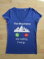 Mountains calling T-Shirt V Neck blau Berge Wandern Alpen Landhau Bayern - Kahl am Main Vorschau