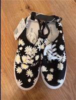 Neu Schuhe Sneaker schwarz mit Gänseblümchen Blumen Neustadt - Gartenstadt Süd Vorschau