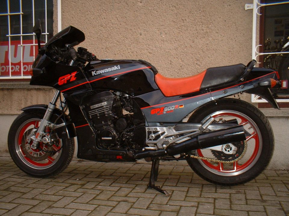 Kawasaki GPZ 900 R in schönem Originalzustand in Aschersleben