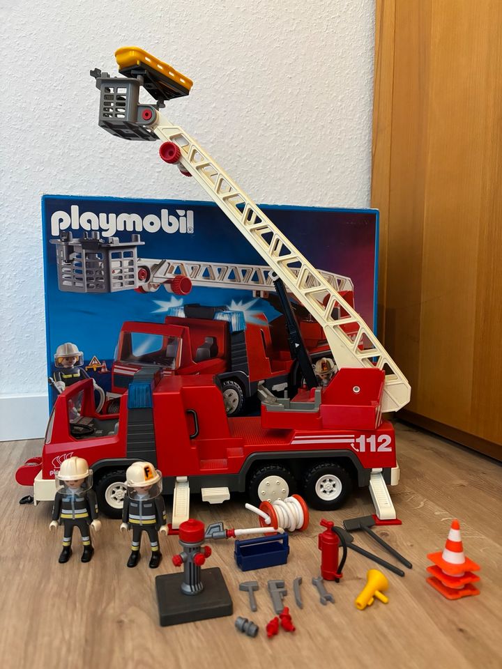 Playmobil Feuerwehr großes Drehleiterfahrzeug 3182 von 2002 in Büren