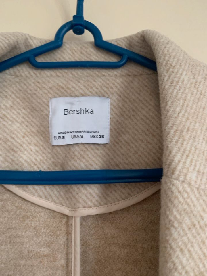 Beiger Bershka Mantel, Jacke, Übergangsjacke Zara, Frühlings Look in Berlin