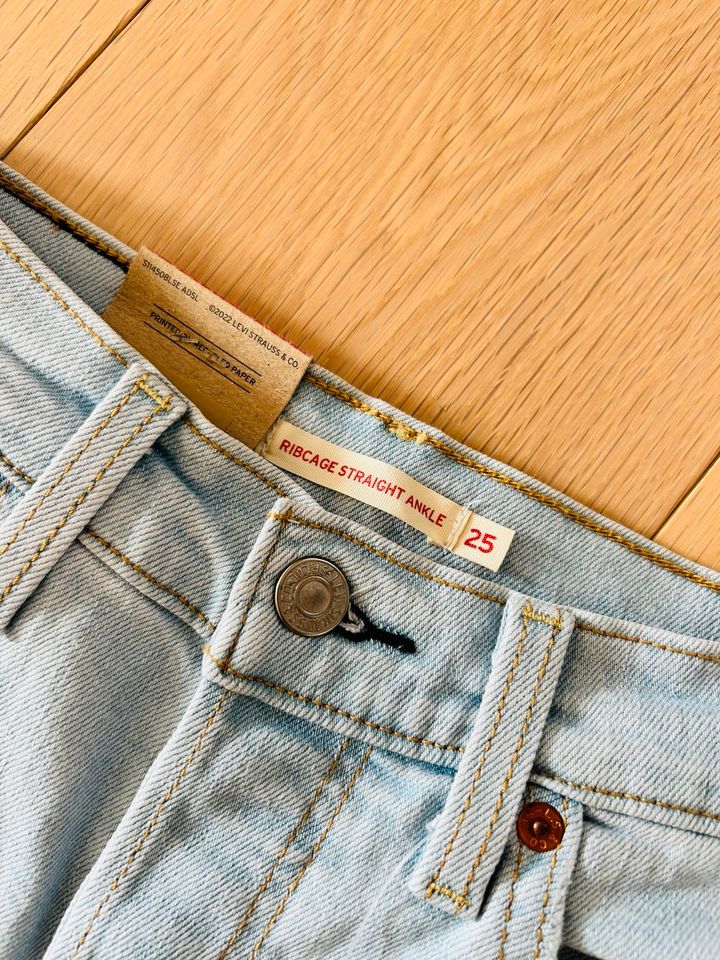 Neu mit Etikett! Ribcage Straight Ankle Jeans von Levi‘s Gr. 25 in Hamburg