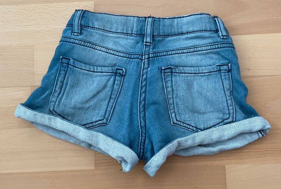 kurze Hosen Hosen Shorts Leggins Gr. 122 128 in München