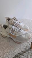 Nike Training Sneaker Zoom Bella Pfirsich weiß Creme Nordrhein-Westfalen - Höxter Vorschau