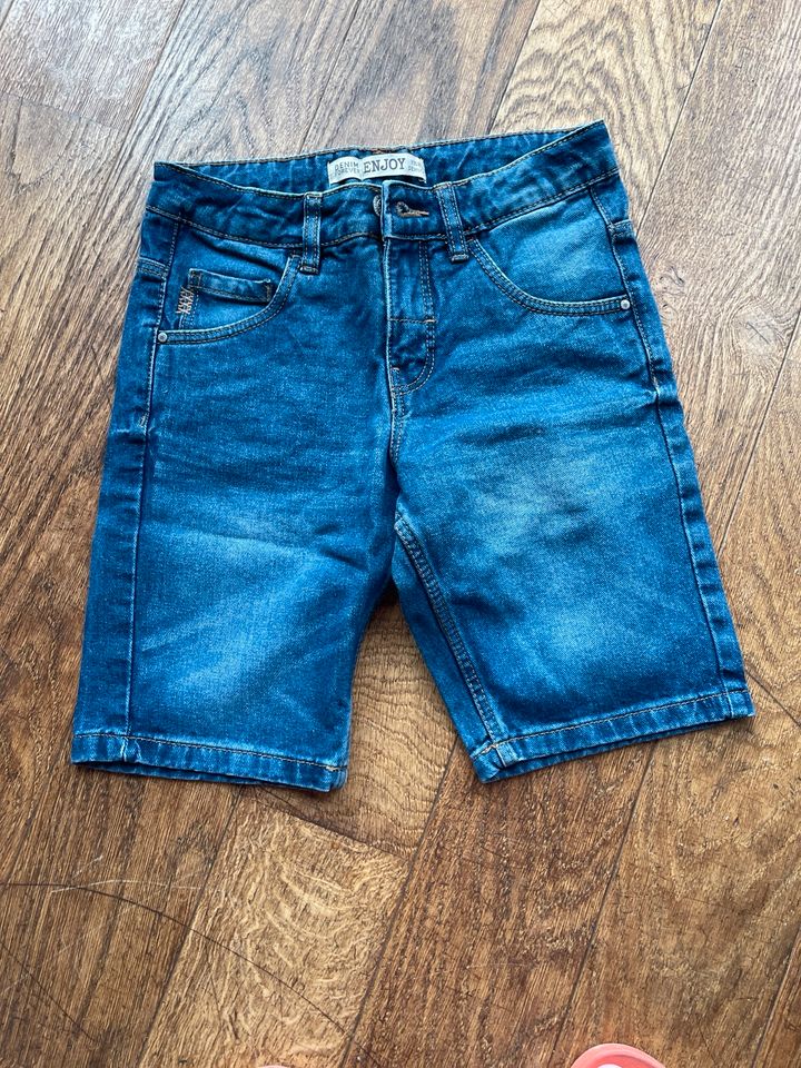 Kurze blaue Jeans, Gr 140 in Barmstedt