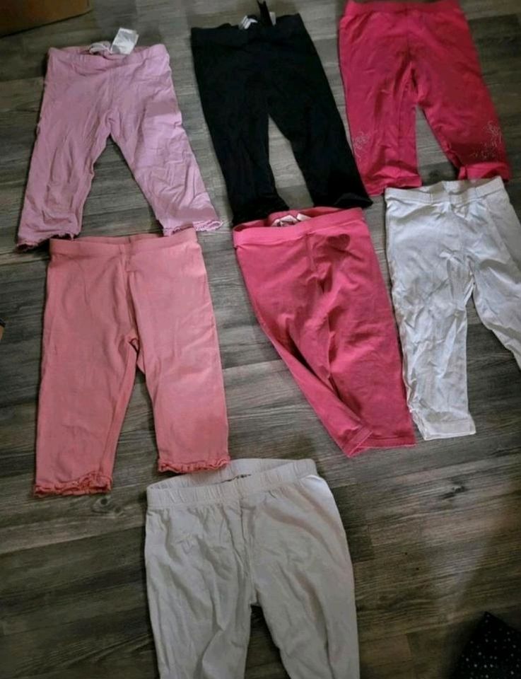 21 teiliges kleiderpaket Capri Leggings Shirts shorts Kleid 104 in Schwendi