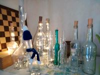 12 dekorative Glasflaschen, teils mit Lichterketten oder Korken Nordrhein-Westfalen - Warburg Vorschau