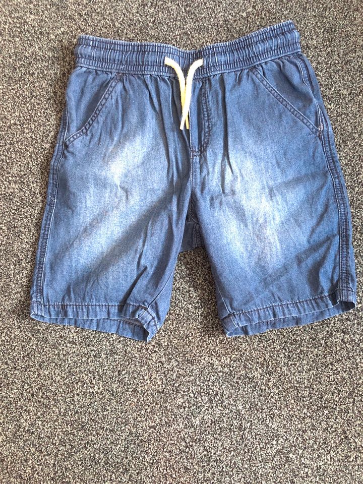 Jungen kurze Hose Gr 110/116 in Kühbach