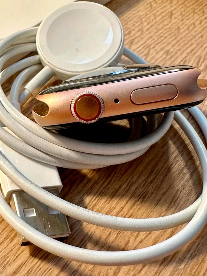 Apple Watch Cellular/LTE in Rose Gold in Waltrop