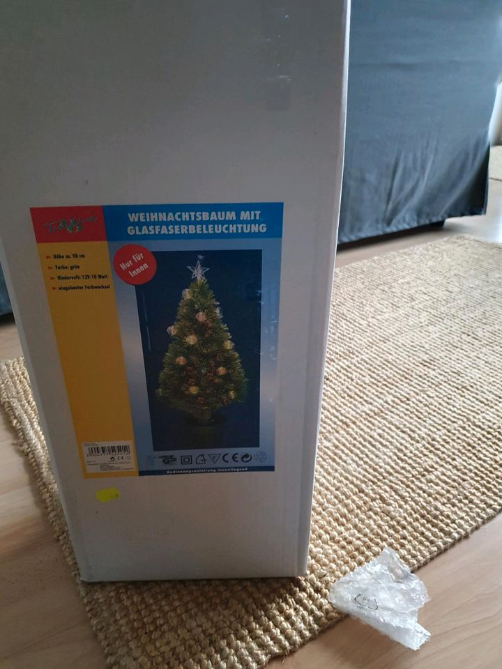 Künstlicher Weihnachtsbaum mit Glasfaserbeleuchtung in Wetzlar