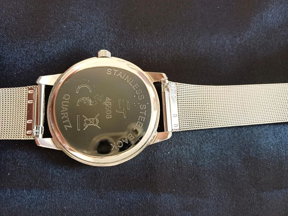 Zeitlose edle Herrenuhr, neu, silbernes Armband, verstellbar in Bisingen