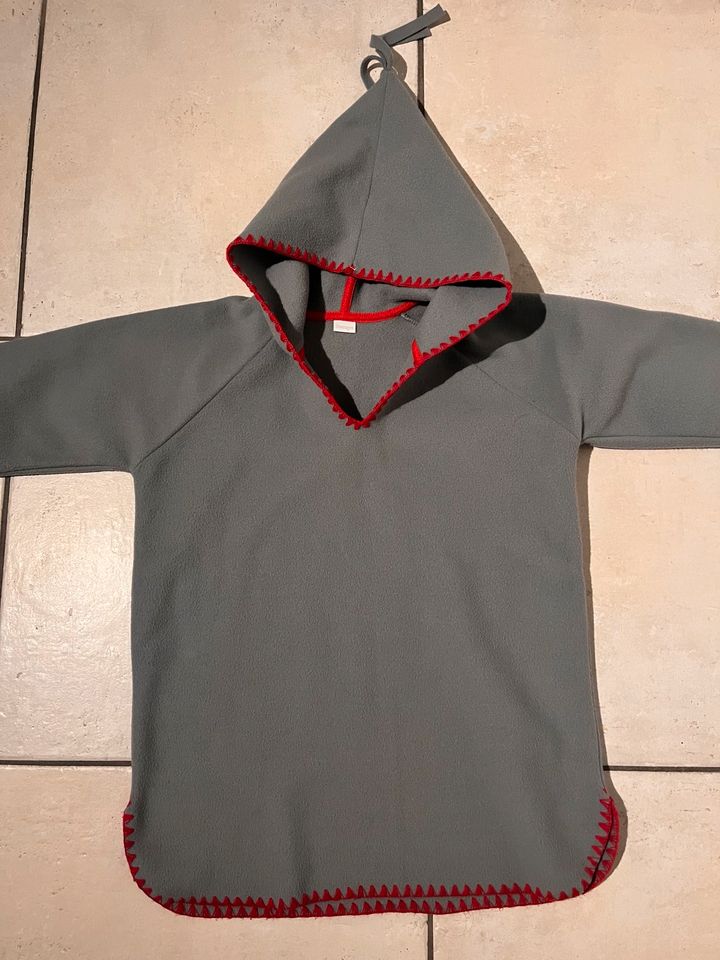 Fleece Hoody Haus Poncho Grau Rot Gr. 128 in Wendlingen am Neckar