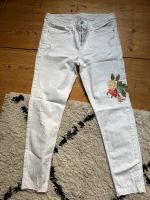 ZARA Jeans Weiß mit Blumenstickerei Frankfurt am Main - Bornheim Vorschau