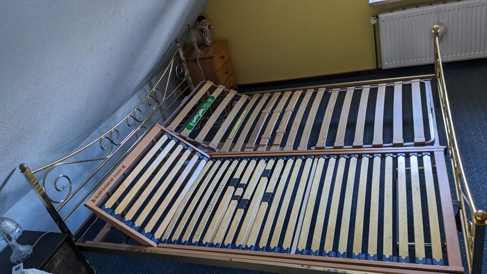 Doppelbett 180/200 aus Metall mit Lattenrost in Wilster