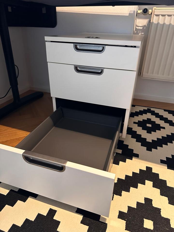 Schreibtisch Bürostuhl Rollcontainer Tischtrennwand Abtrennung in Riedering