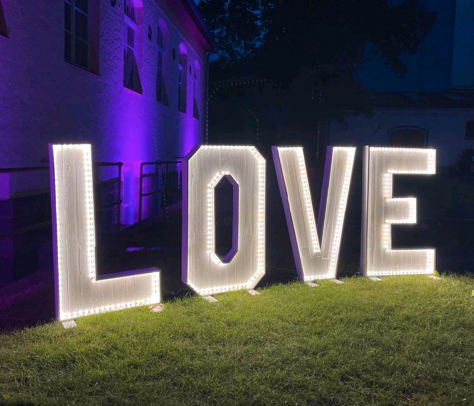 XXL LOVE-Leuchtbuchstaben bunt / weiß Hochzeit Geburtstag Deko in Keltern