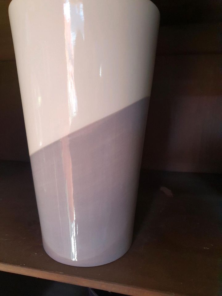 Vase, grau, weiß in Sukow