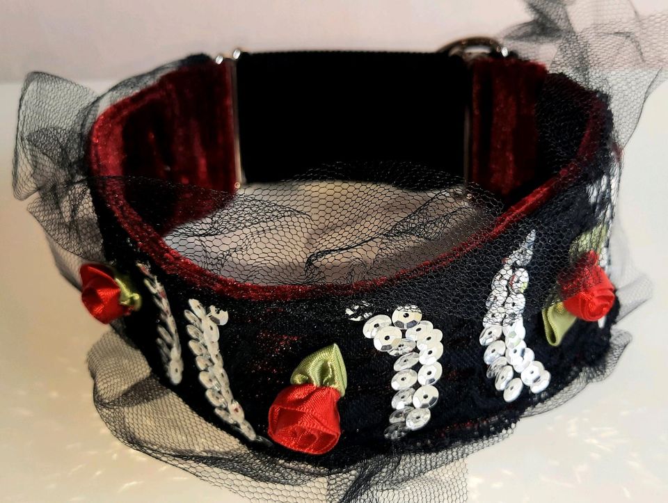 Halsband   Martingale   Moulin Rouge in Eime