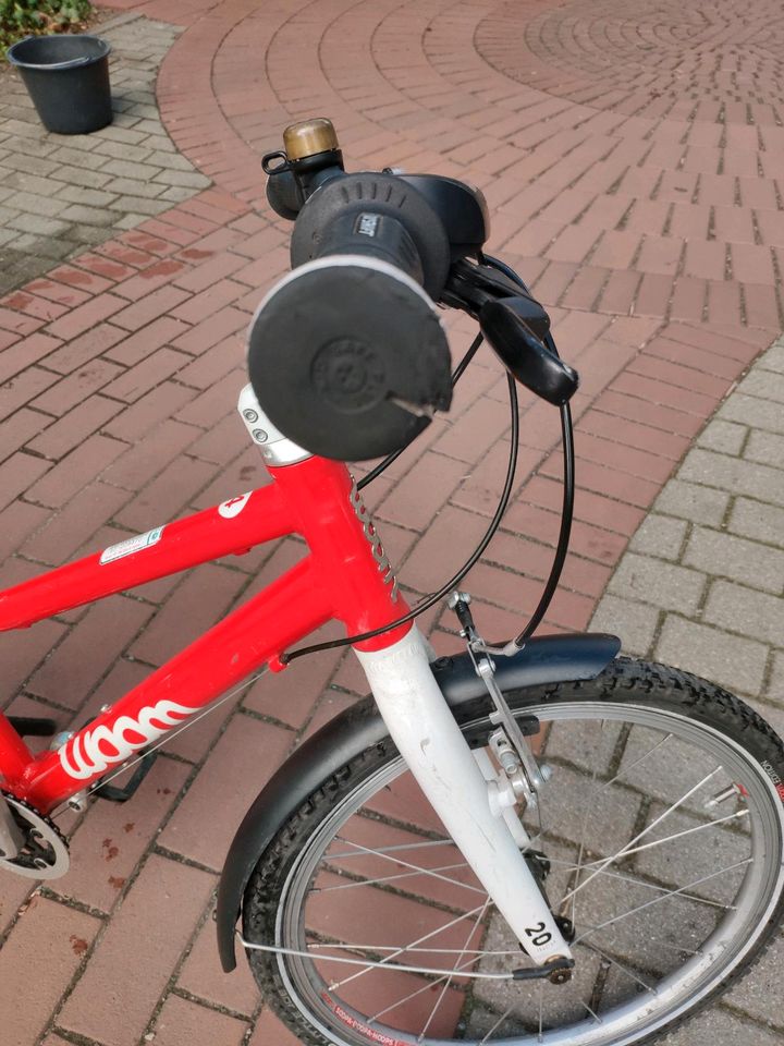 Woom 4 rot Kinderfahrrad 20 Zoll *mit Zubehör* in Berlin