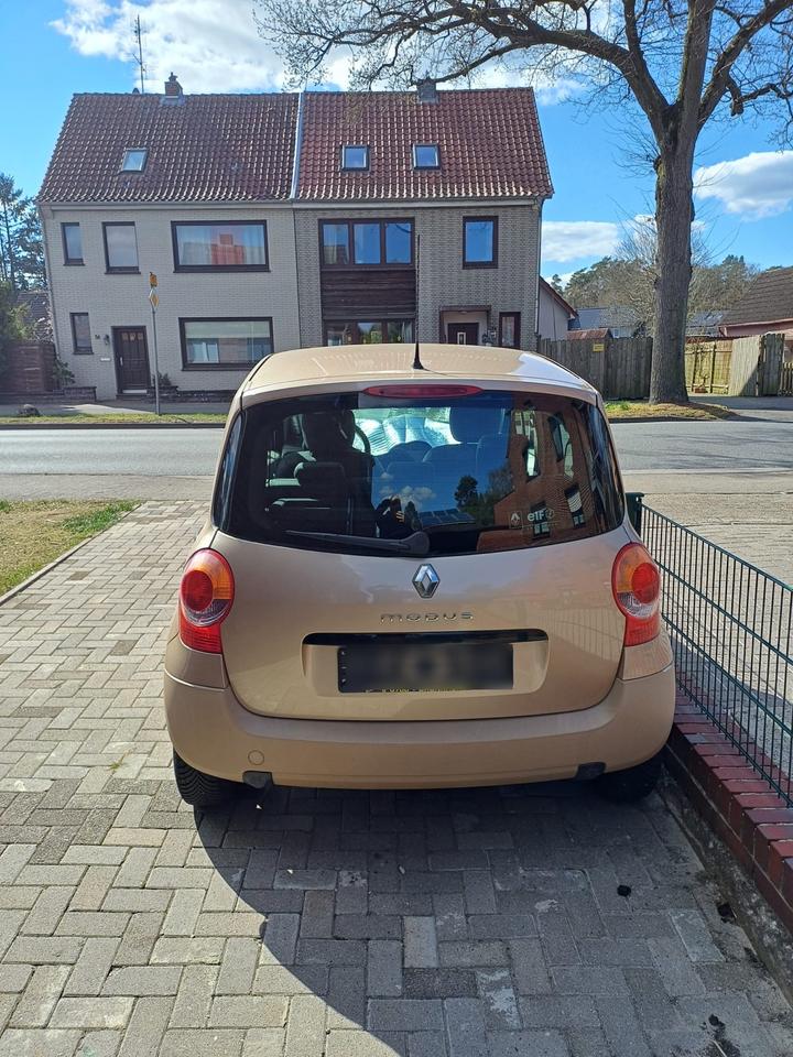 Renault modus 2005 16V mit einem Stand für zwei Fahrräder in Bremervörde