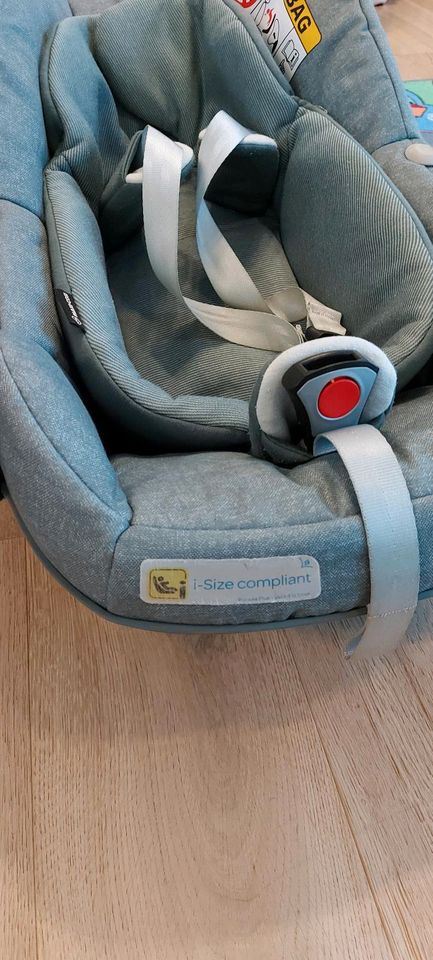 Kindersitz/Bab Maxi-Cosi Pepple Plus unfallfrei mit Basis in Erlensee