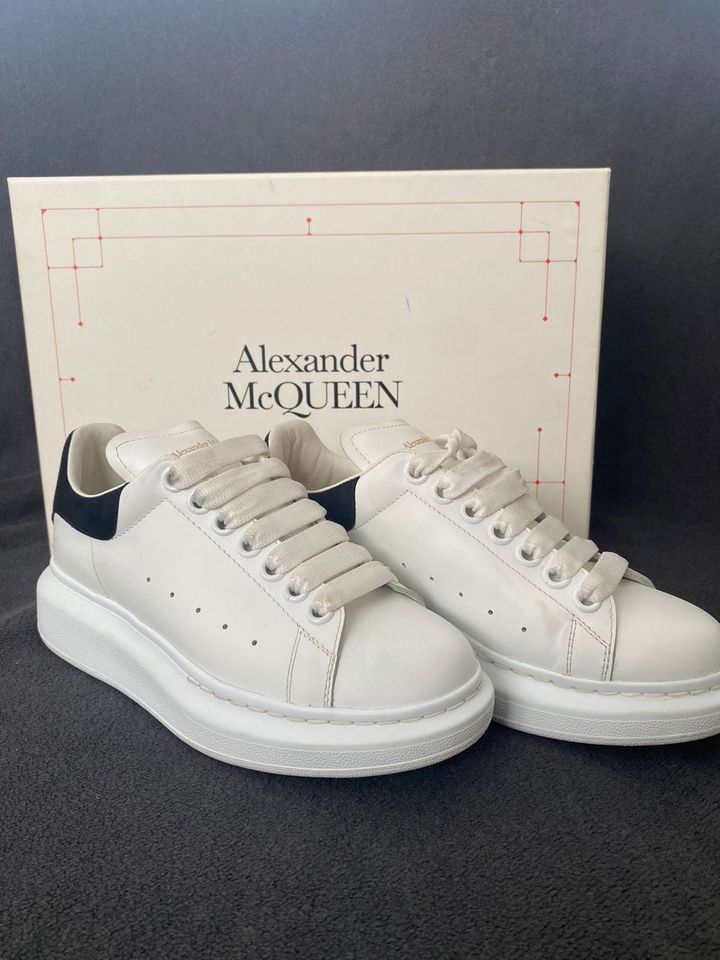 Alexander McQueens 36 in Schenefeld