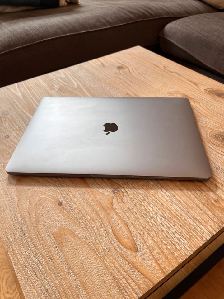 MacBook Pro Space Grau 15“ 16GB Ram 512 SSD 6-core i7 cpu in Berlin