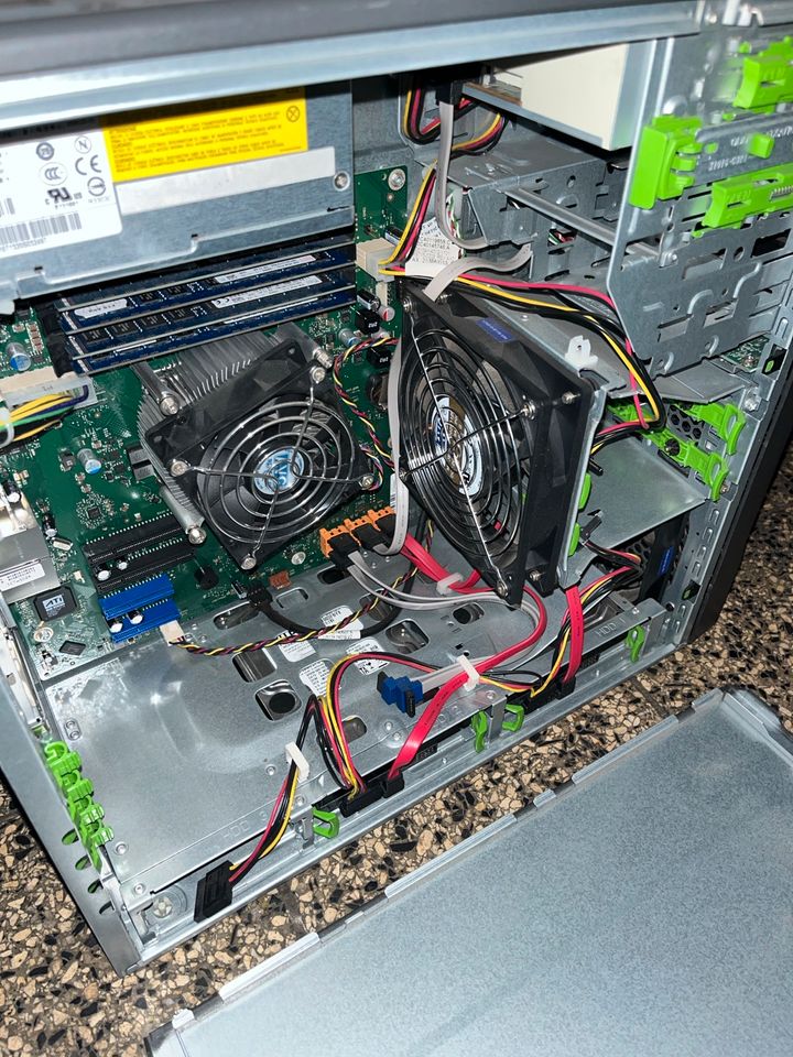Fujitsu Primergy TX100 S3 Server in Duisburg