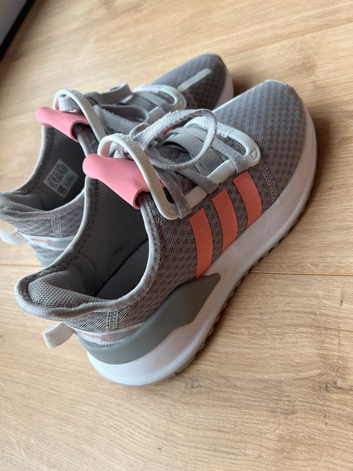 ADIDAS Gr. 35 1/2 35,5  Turnschuhe in Waiblingen