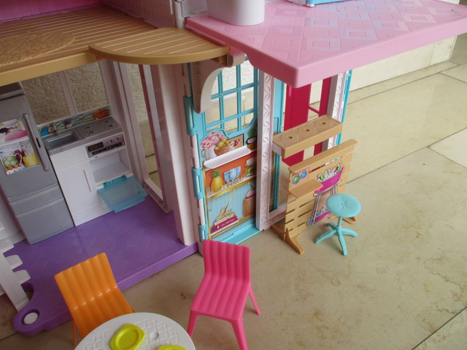 großes Barbie-Traumhaus-Villa Malibu von Mattel mit Zubehör in Lohfelden