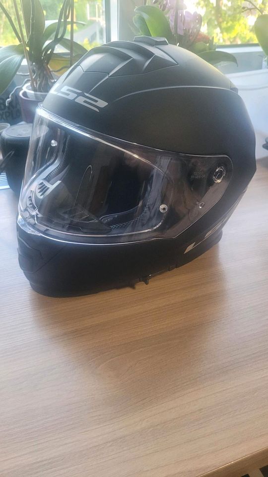 Motorradhelm in Schlitz