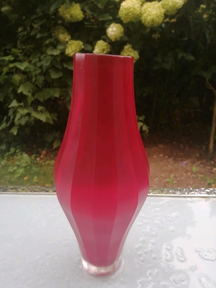 Glas Vase beschliffen matt rot 60er J 29 cm h in Krefeld