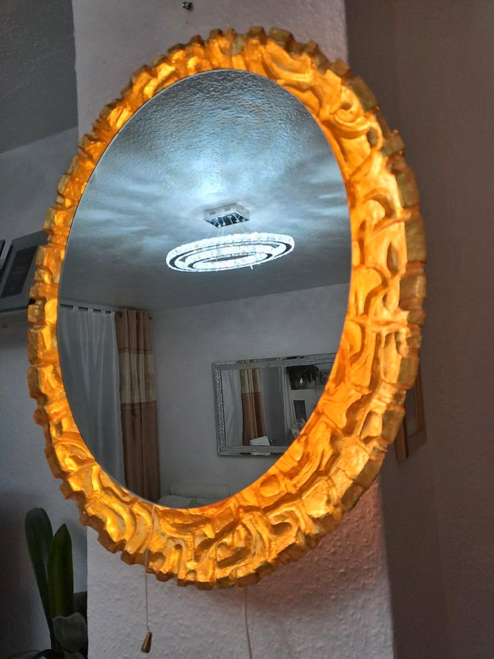 Eine Spiegel mit Beleuchtung . in Lübeck
