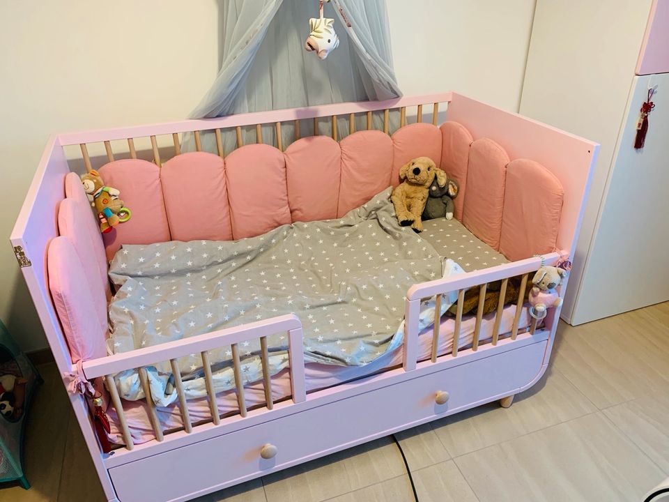 IKEA MYLLRA Babybett mit Schubfach rosa Kinderbett 70x140cm Set in Böblingen